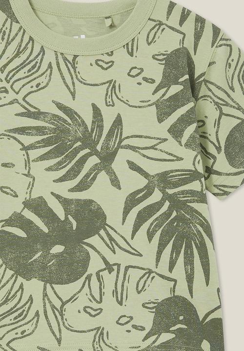 Cotton On - Jonny short sleeve print tee - gumnut green/swag green palm leaf yardage