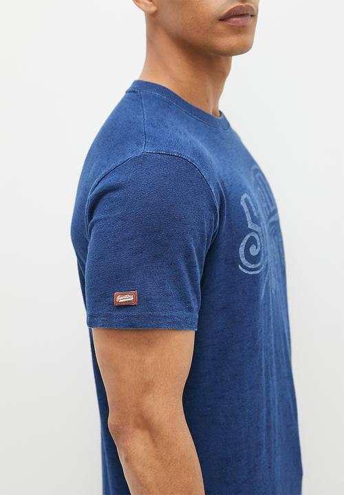 Superdry. - Vintage script indigo ww tee - reverse snowy wash indigo