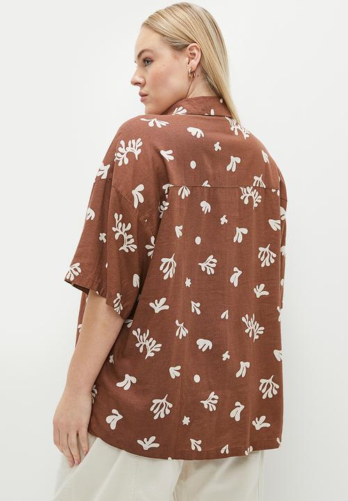 Cotton On - Plus Haven Short Sleeve Shirt - Bottle Brown Coral