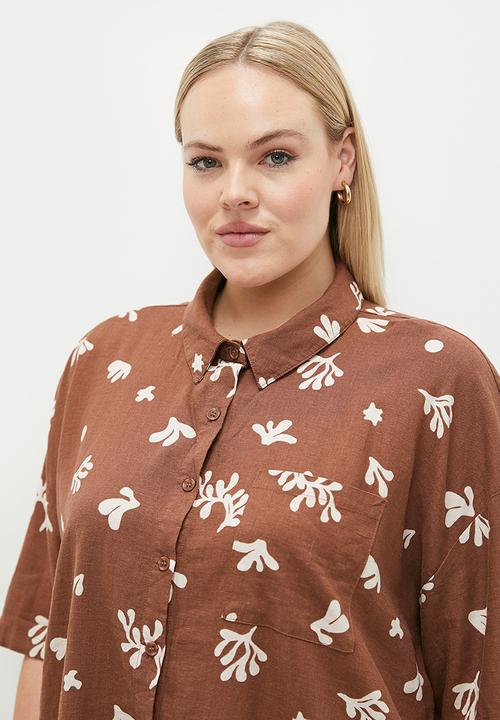 Cotton On - Plus Haven Short Sleeve Shirt - Bottle Brown Coral