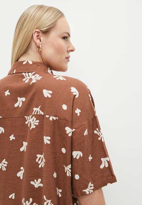 Cotton On - Plus Haven Short Sleeve Shirt - Bottle Brown Coral