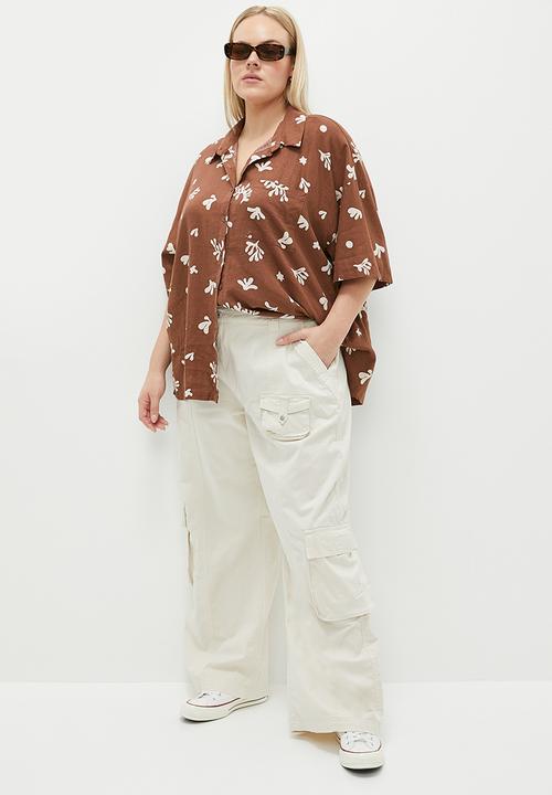 Cotton On - Plus Haven Short Sleeve Shirt - Bottle Brown Coral