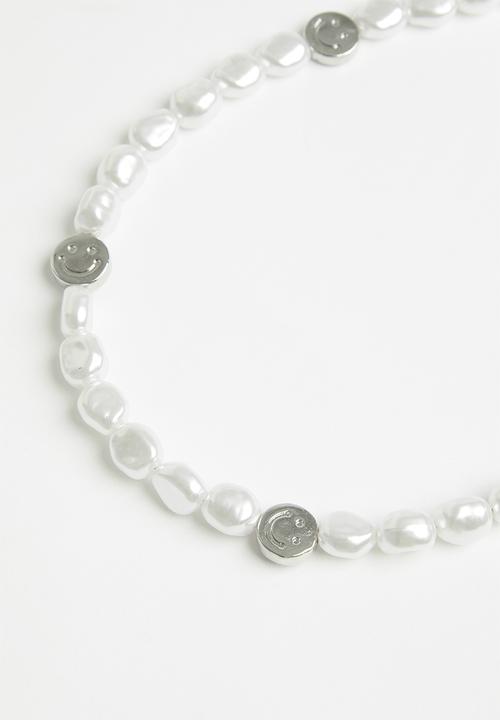 Superbalist - Smiley and pearl necklace - white