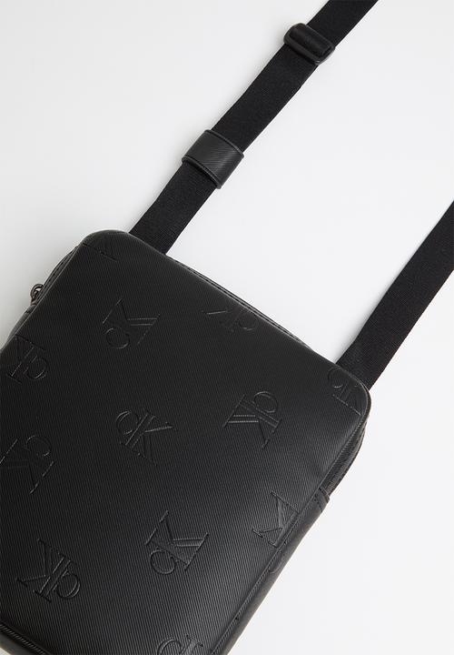 Calvin Klein - Ck monogram soft reporter18 aop - black 