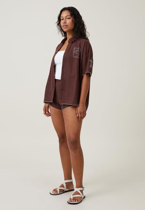 Cotton On - Hayley shirt-surf stickers emb - dark oak