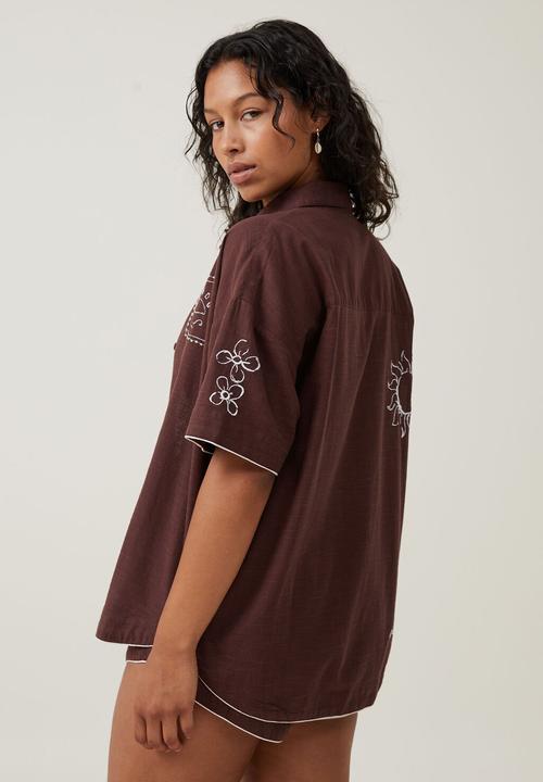 Cotton On - Hayley shirt-surf stickers emb - dark oak