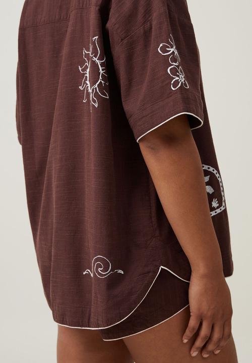Cotton On - Hayley shirt-surf stickers emb - dark oak