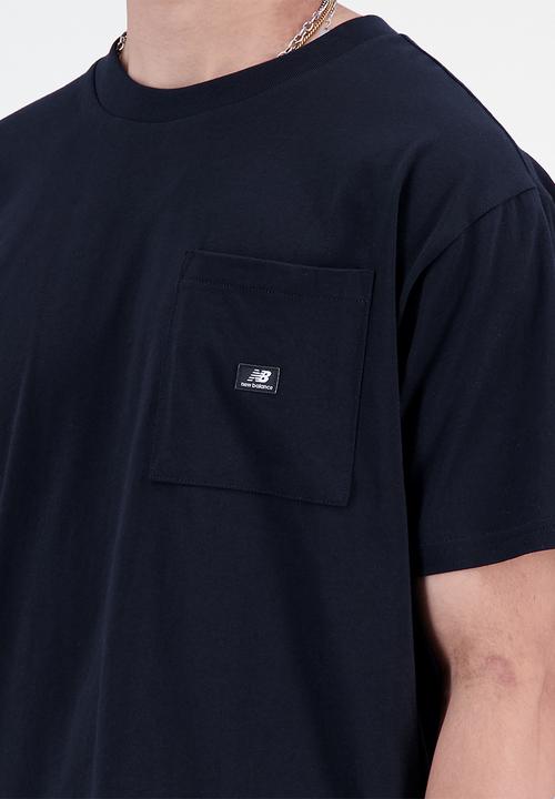 New Balance  - Nb essentials stacked logo pocket tee - black
