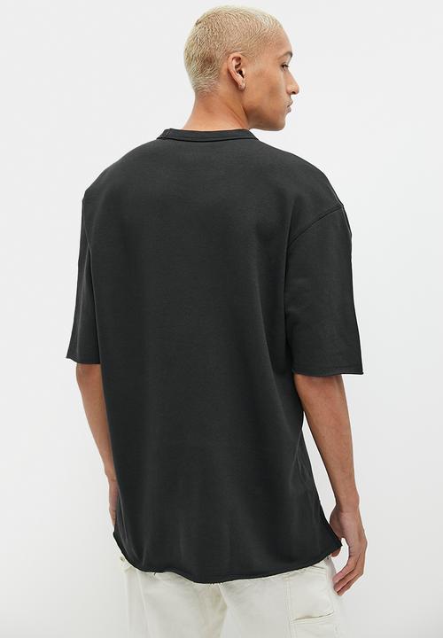 STYLE REPUBLIC - Julian Raw Edge Fleece Tee - Black