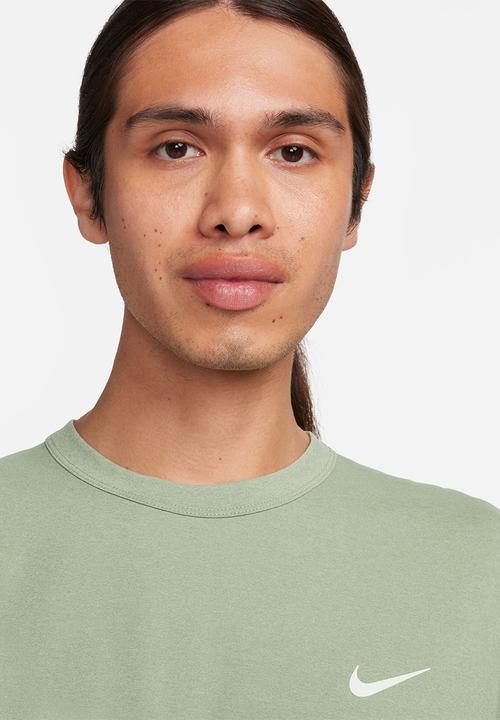 Nike - Dri-FIT UV Hyverse short-sleeve fitness top - green