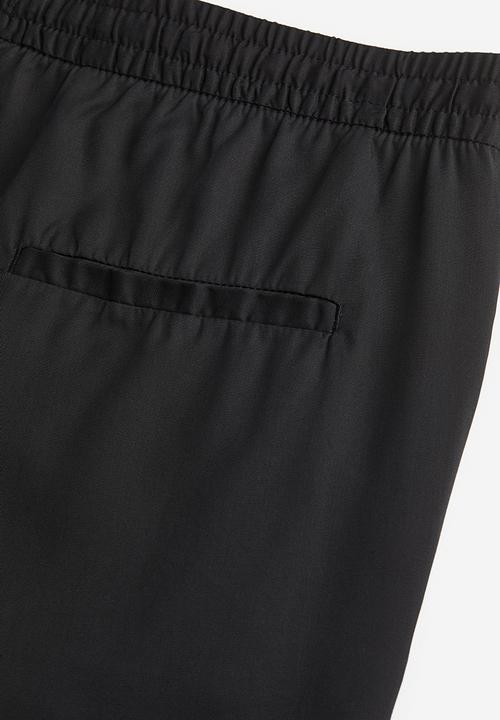 H&M - Regular fit lyocell shorts - black