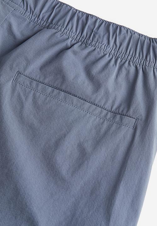 H&M - Relaxed fit nylon cargo shorts - dark blue 
