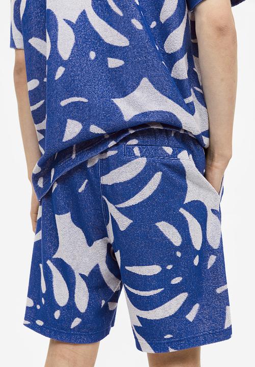 H&M - Regular fit terry shorts - blue leaf-patterned 