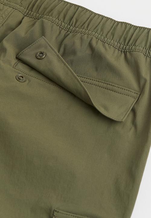 H&M - Regular fit nylon cargo shorts - green