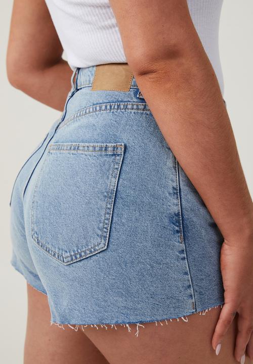 Cotton On - Plus Curvy High Mom Denim Short - Bells Blue