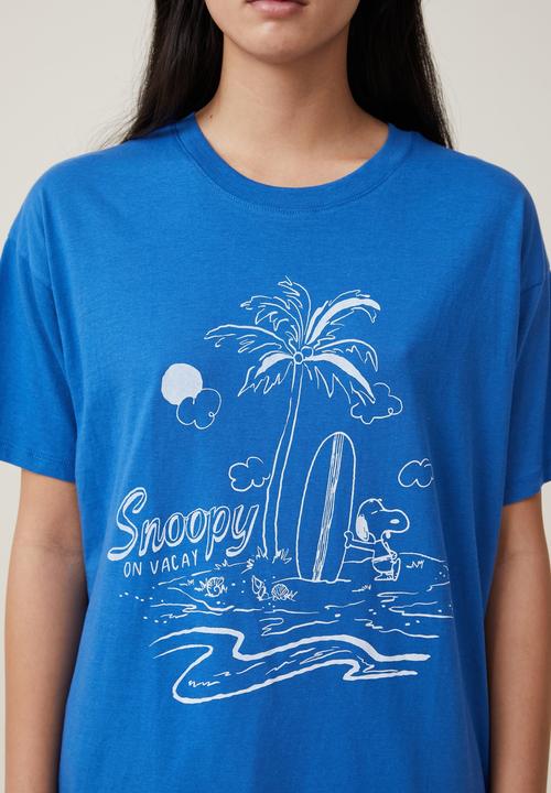 Cotton On - The Oversized Snoopy Tee - Lcn Pea Snoopy On Vaycay/ Blue Moon