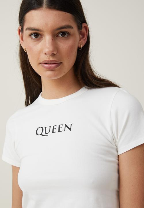 Cotton On - Micro fit lcn graphic tee - lcn br queen logo/vintage white