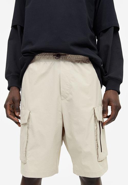 H&M - Relaxed fit nylon cargo shorts - light beige 