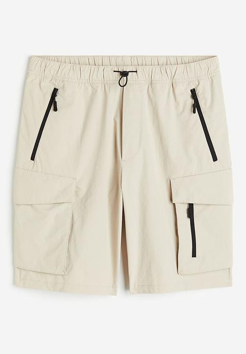 H&M - Relaxed fit nylon cargo shorts - light beige 