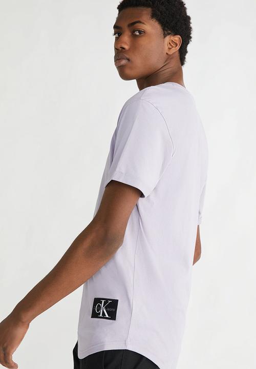Calvin Klein - Badge round hem tee - lavender aura