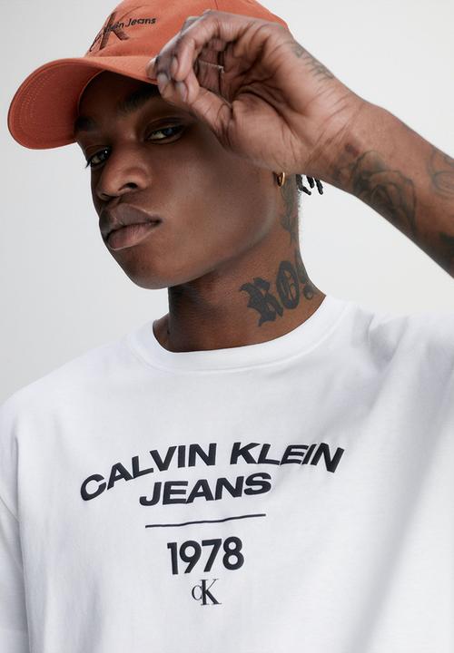 Calvin Klein - Varsity curve logo T-shirt - Bright White