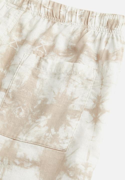 H&M - Relaxed fit linen-blend shorts - beige/white patterned