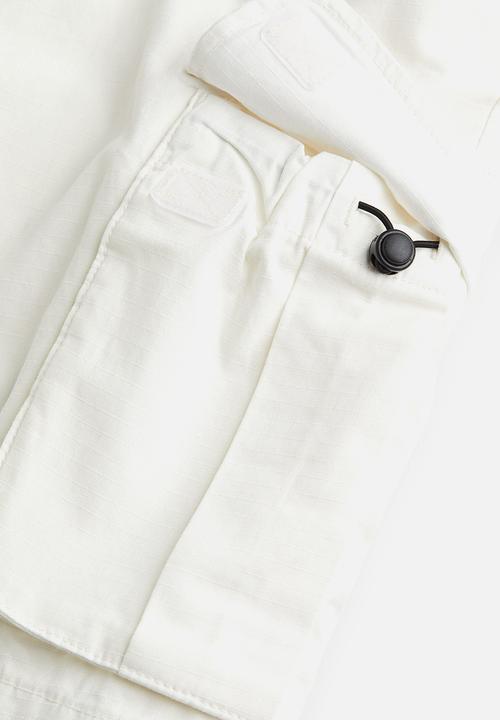 H&M - Relaxed fit ripstop cargo shorts - white