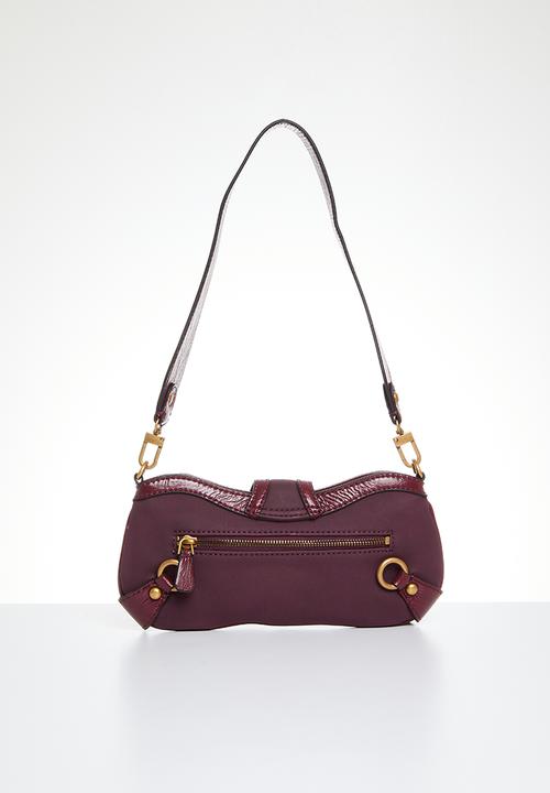 GUESS - Gloss vintage tp zp shouldr bg - merlot