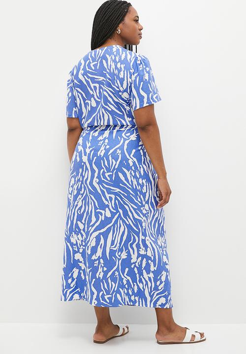 Me&B - Plus Wrap Dress in Delft Animal - Blue & Cream
