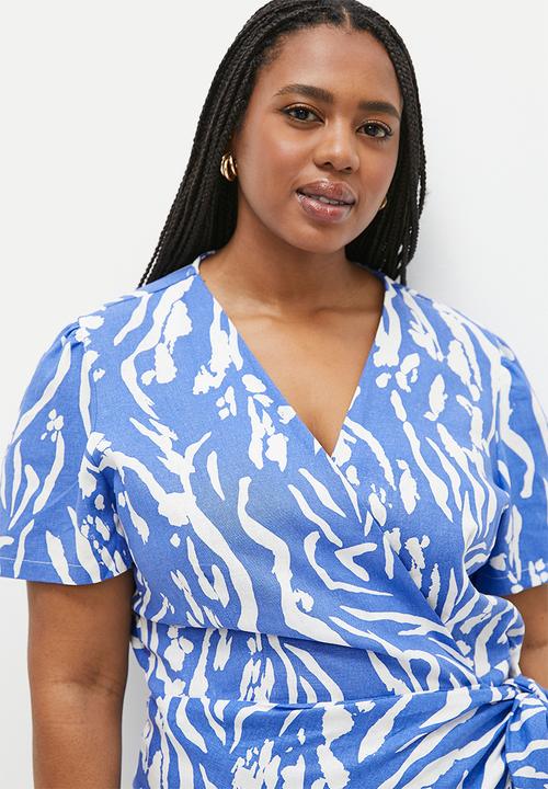 Me&B - Plus Wrap Dress in Delft Animal - Blue & Cream