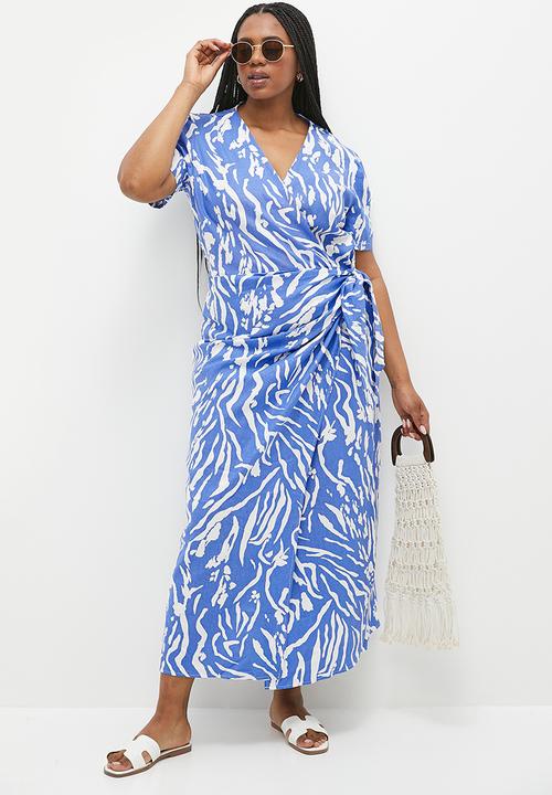 Me&B - Plus Wrap Dress in Delft Animal - Blue & Cream