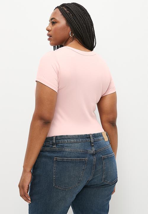 Cotton On - Plus Staple Rib Scoop Neck Short Sleeve Top - Chalk Pink