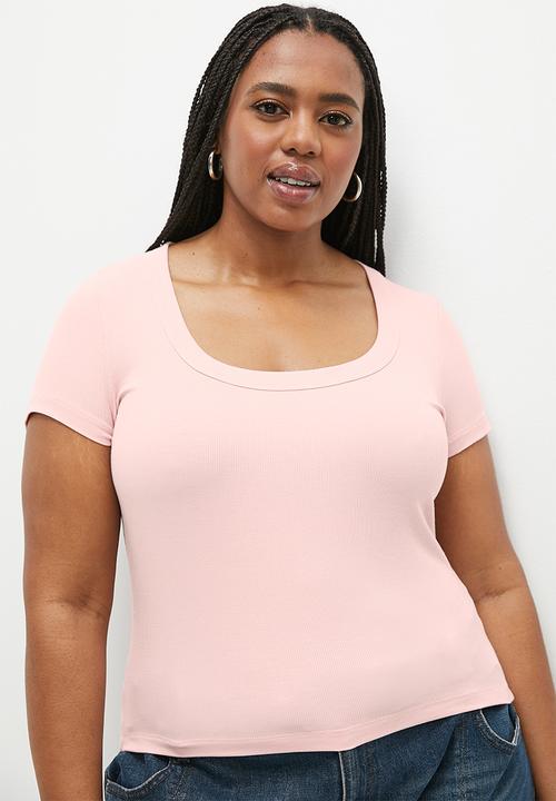 Cotton On - Plus Staple Rib Scoop Neck Short Sleeve Top - Chalk Pink