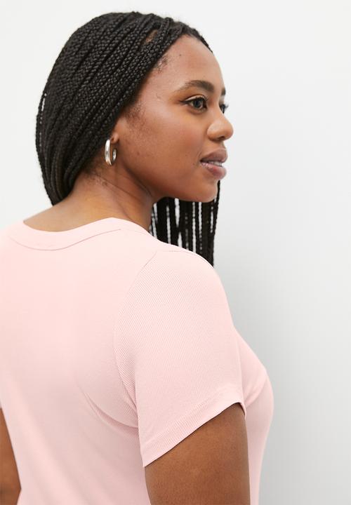 Cotton On - Plus Staple Rib Scoop Neck Short Sleeve Top - Chalk Pink