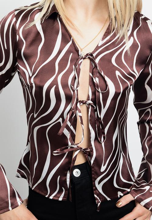 Daisy Street - Tie Front Printed Satin Shirt - Brown and White