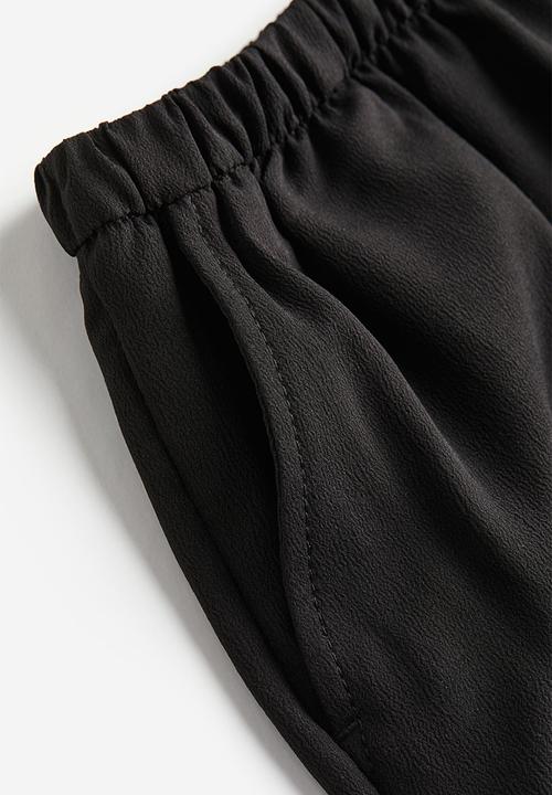 H&M - Flounce-trimmed shorts - black