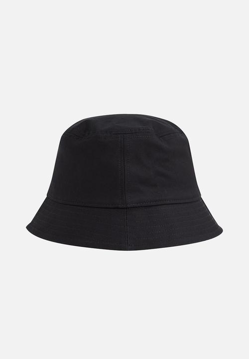 Calvin Klein - Essential patch rev bucket- ck black/magnet mono