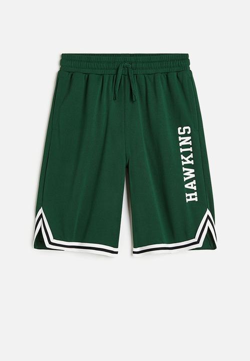 H&M - Printed basketball shorts - dark green/stranger things