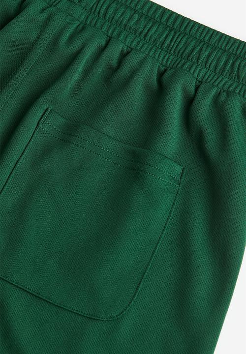 H&M - Printed basketball shorts - dark green/stranger things