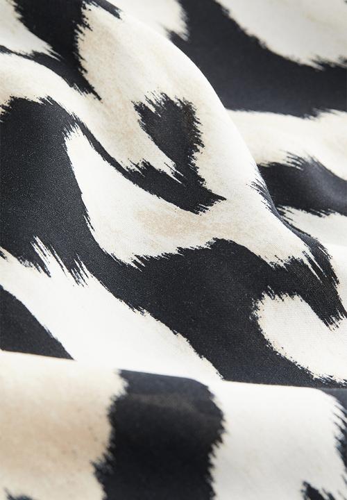 H&M - V-neck tunic - black patterned