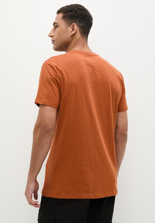 Lark & Crosse - Regular fit emb/hd print logo graphic tees - rust 