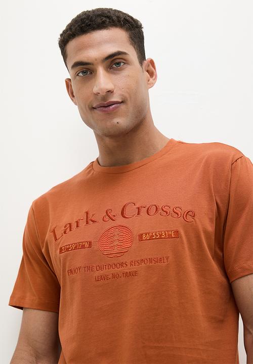 Lark & Crosse - Regular fit emb/hd print logo graphic tees - rust 