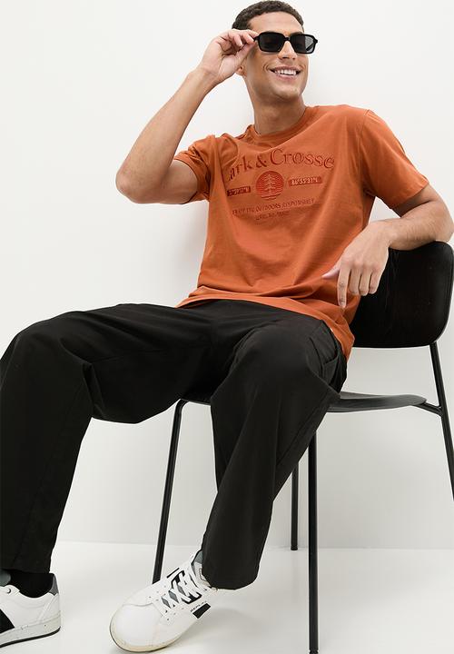 Lark & Crosse - Regular fit emb/hd print logo graphic tees - rust 