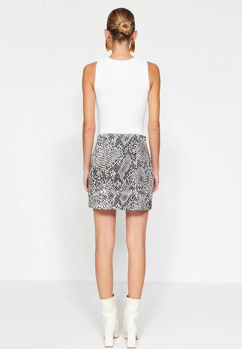 Trendyol - Faux snakeskin mini skirt - black/white 