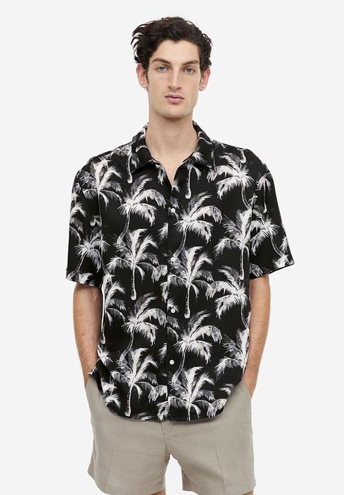 H&M - Regular fit short-sleeved lyocell shirt - black/palm trees