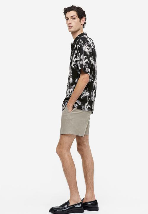 H&M - Regular fit short-sleeved lyocell shirt - black/palm trees