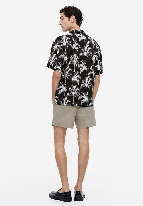 H&M - Regular fit short-sleeved lyocell shirt - black/palm trees