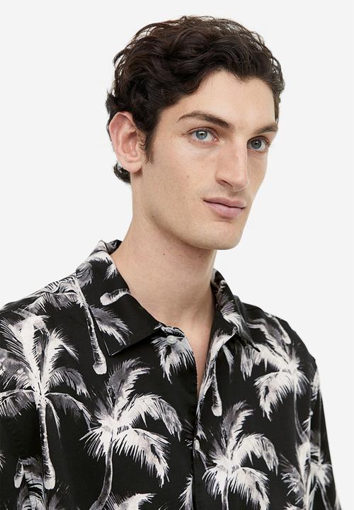 H&M - Regular fit short-sleeved lyocell shirt - black/palm trees