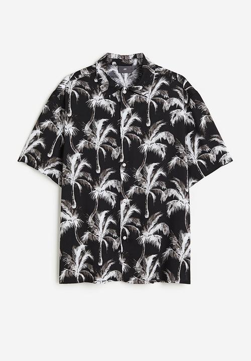 H&M - Regular fit short-sleeved lyocell shirt - black/palm trees