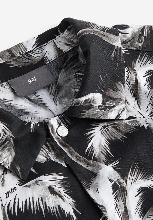 H&M - Regular fit short-sleeved lyocell shirt - black/palm trees